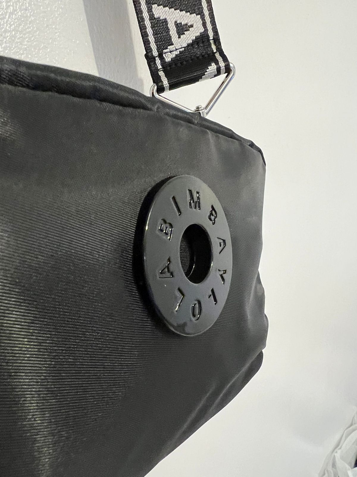 Cartera ByL pequeña Nylon - Strap negro letras blancas